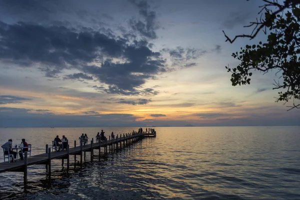 観光客は、潟町カンボジアの海岸の桟橋で夕日を見る — ストック写真