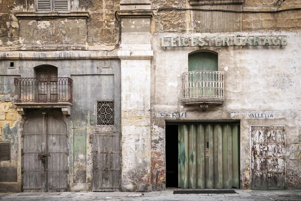 Vintage retro design w la Valletcie starego miasta ulica malta — Zdjęcie stockowe