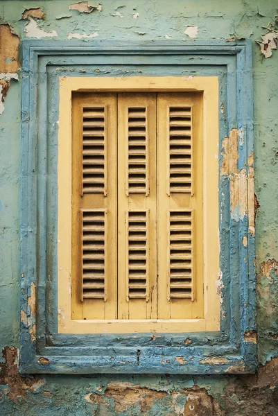 Традиционная архитектура окна дома la valletta старый буксир — стоковое фото