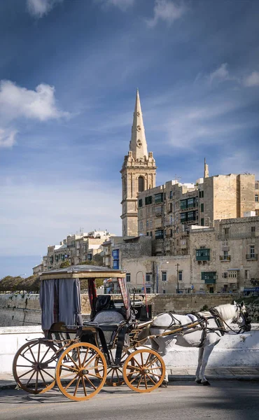 Carruaje de caballos turísticos en el casco antiguo de la calle la valletta malta — Foto de Stock