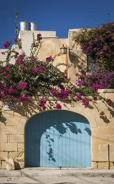 Traditionella Medelhavet maltesiska hus exteriör detalj i gozo — Stockfoto