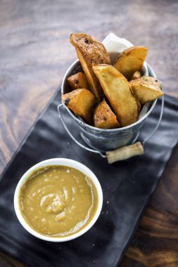 kızarmış patates dilimleri ile köri sos aperatif