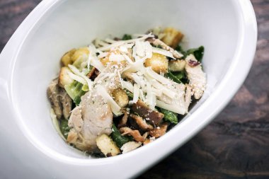 ızgara tavuk salata kruton ve parmesan peyniri ile