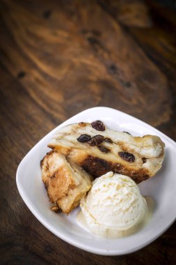 İngiliz ekmek pudding vanilyalı dondurma tatlı ile