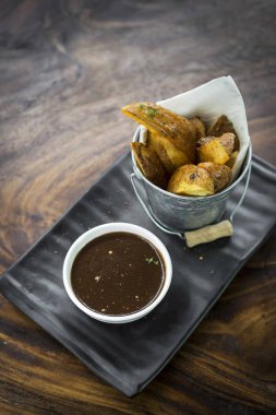 kızarmış patates dilimleri ile sos sos aperatif yiyecek bar