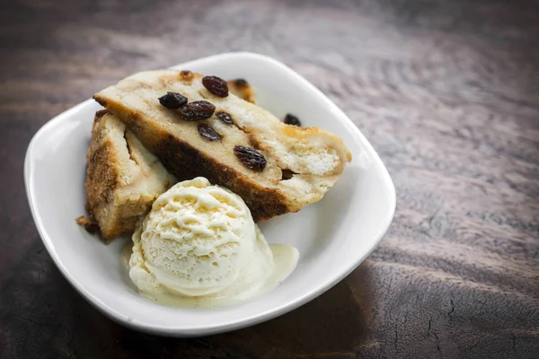 Британський хліб пудинг з ванільного морозива десерт — стокове фото