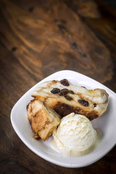 Британський хліб пудинг з ванільного морозива десерт — стокове фото