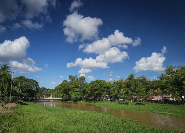 Řeka v centru siem Reapu stará část města v Kambodži — Stock fotografie