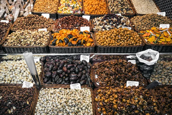 Gedroogde vruchten en noten kraam la boqueria markt barcelona Spanje — Stockfoto