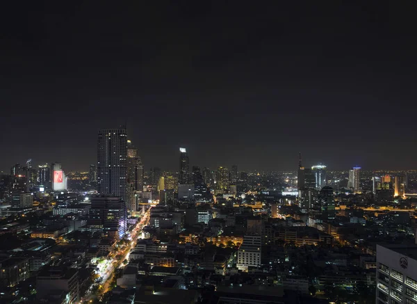 Σύγχρονα κτίρια στην περιοχή silom της Μπανγκόκ Ταϊλάνδη τη νύχτα — Φωτογραφία Αρχείου