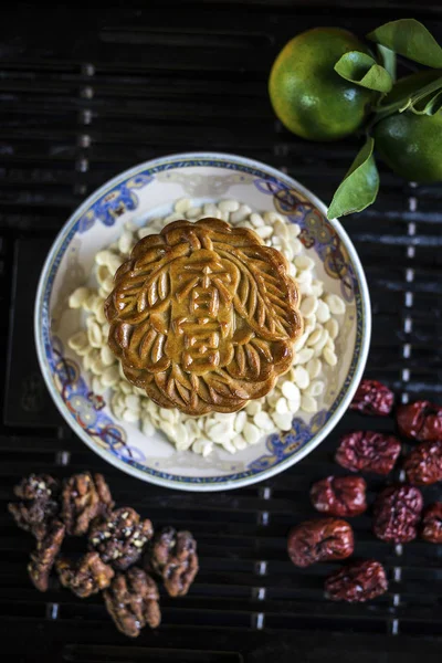 Traditionella kinesiska festliga mooncake bakverk dessert — Stockfoto