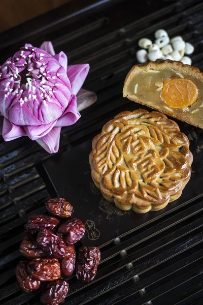 Traditionella kinesiska festliga mooncake bakverk dessert — Stockfoto