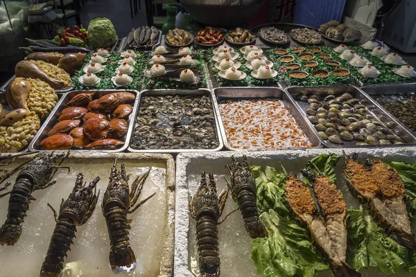 Gemengde verse zeevruchten tentoongesteld in xiamen straat markt china — Stockfoto