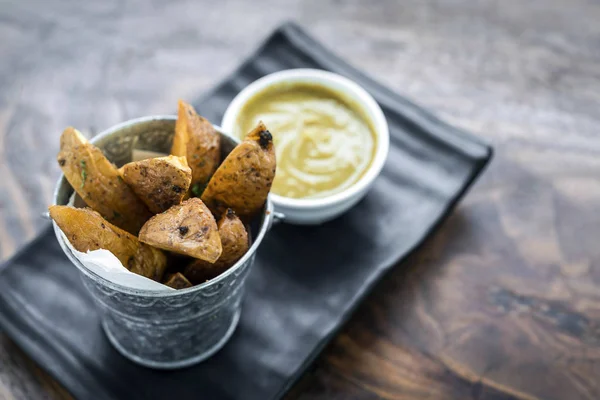 Cuñas de papa frita con salsa de curry snack —  Fotos de Stock