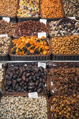 kurutulmuş meyve ve fındık durak la boqueria barcelona İspanya Pazar