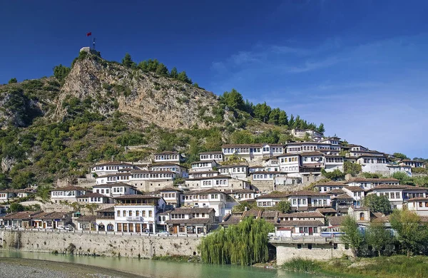 Casas em berat histórico velho balkan cidade albania — Fotografia de Stock