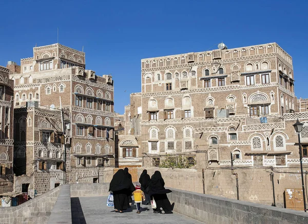 Scena di strada nel centro di Sanaa città vecchia città in yemen — Foto Stock