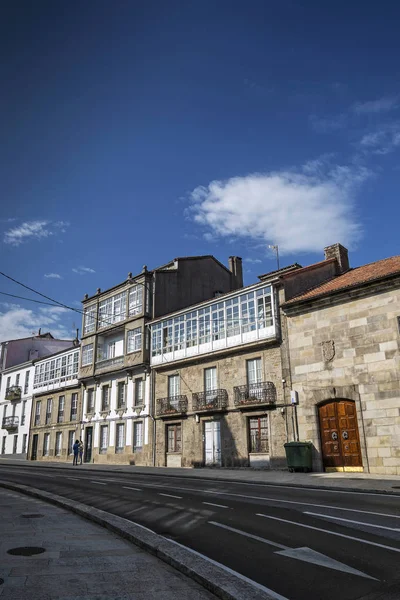 Уличная сцена в старом испанском городе Сантьяго-де-Компостела — стоковое фото