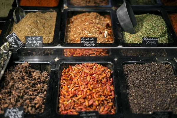 Spice en kruid kraam op la boqueria markt barcelona Spanje — Stockfoto