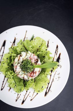 gurme karides kokteyli salatası elma kereviz ve baharatlı yoğurt