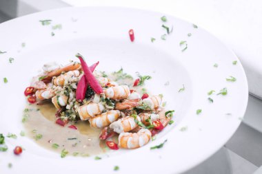 beyaz şarap sarımsak ve biber sosu tapas içinde Akdeniz karides