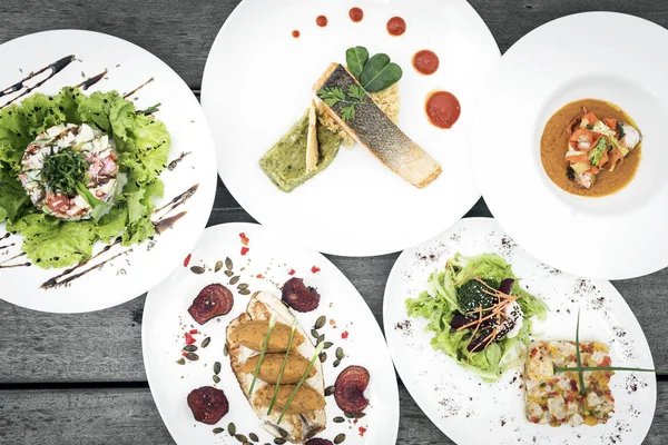 Sekoitettu moderni gourmet fuusio ruoka ruokia pöydällä — kuvapankkivalokuva