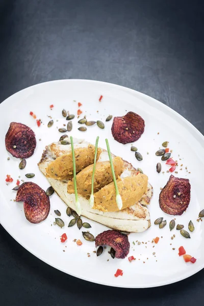 Filet de poisson gastronomique avec purée de curry de pois chiches — Photo