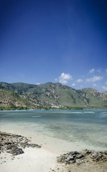 Areia branca spiaggia tropicale vicino dili a timor est — Foto Stock