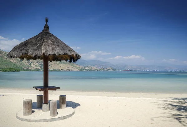 Areia branca spiaggia tropicale vicino dili a timor est — Foto Stock