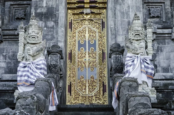 Detalle exterior del templo hindú Pura Goa Lawah en bali indonesia — Foto de Stock