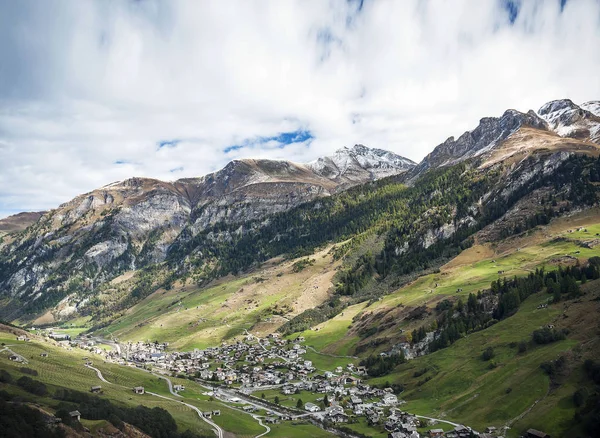 Vals falu alpesi völgyében fekvő központi Alpok Svájc — Stock Fotó