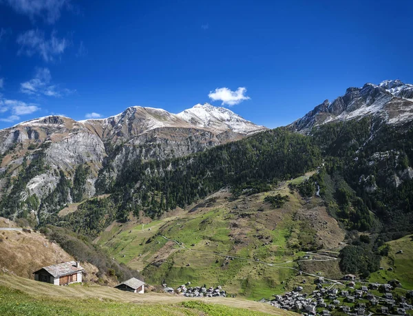 Vals falu alpesi völgyében fekvő központi Alpok Svájc — Stock Fotó
