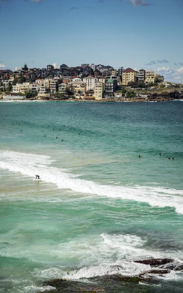 有名なボンダイのサーファー晴れた日のオーストラリアのシドニーのビーチします。 — ストック写真