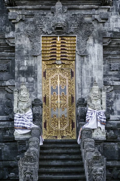 Detalle exterior del templo hindú Pura Goa Lawah en bali indonesia —  Fotos de Stock