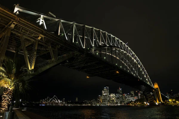 Pohled na přístav město sydney v Austrálii v noci — Stock fotografie