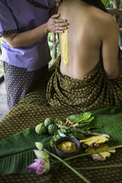 Traditionelle asiatische Kurkuma-Peeling-Behandlung — Stockfoto