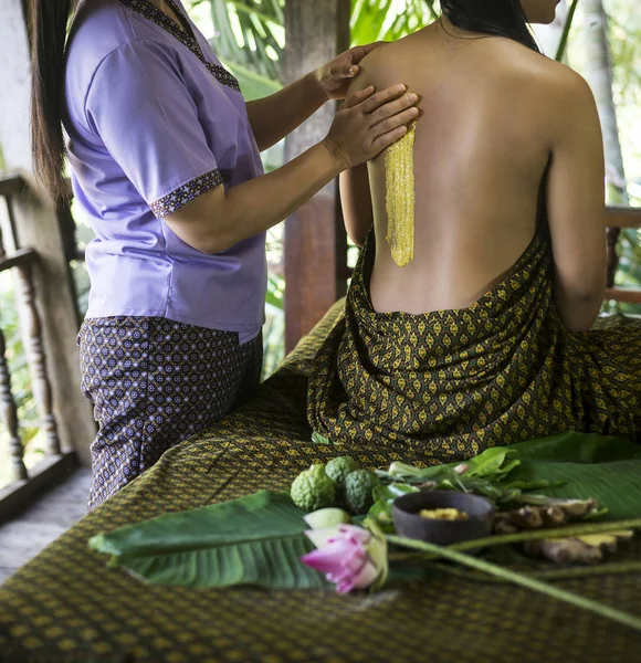 Traditionelle asiatische Kurkuma-Peeling-Behandlung — Stockfoto
