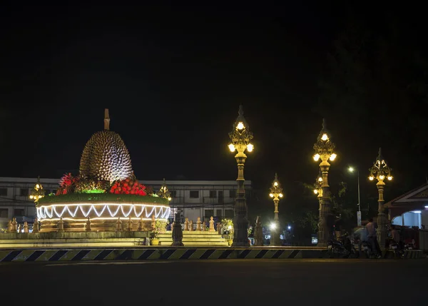 Punto de referencia de la rotonda de Durian en kampot ciudad calle cambodia en nig —  Fotos de Stock