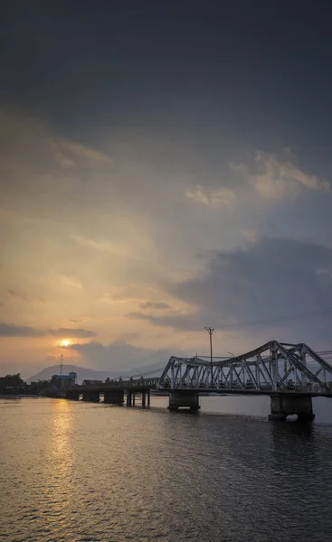 Ponte e fiume al tramonto in cambogia kampot — Foto Stock