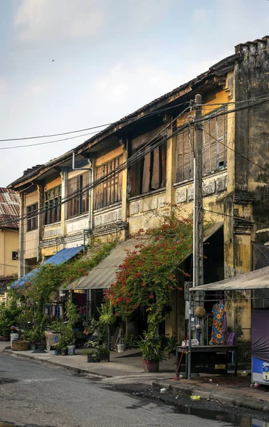 Antigua arquitectura colonial francesa en kampot ciudad calle cambodia — Foto de Stock