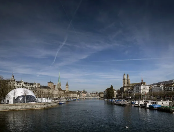 Merkezi Zürih eski kasaba limmat Nehri Simgesel Yapı profili switzerlan — Stok fotoğraf