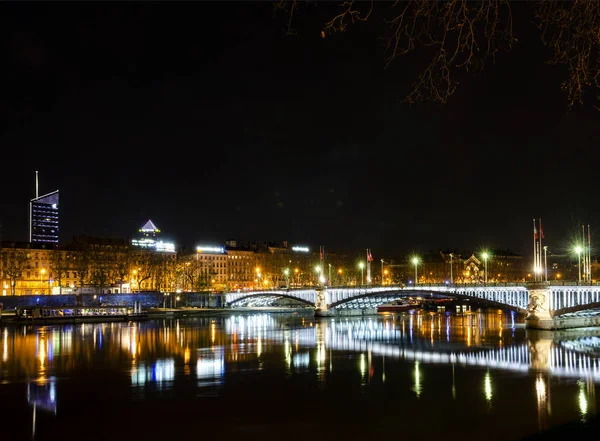 Centrala gamla staden lyon city vid floden på natten i Frankrike — Stockfoto