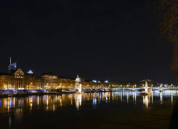 Centraal binnenstad lyon stad rivier bij nacht in Frankrijk — Stockfoto