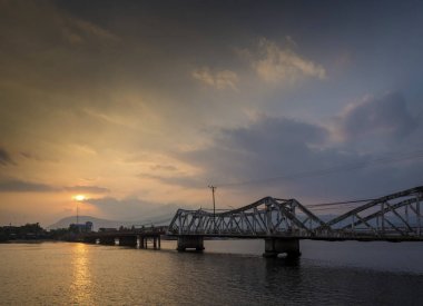 Köprü ve gün batımında nehirde kampot Kamboçya