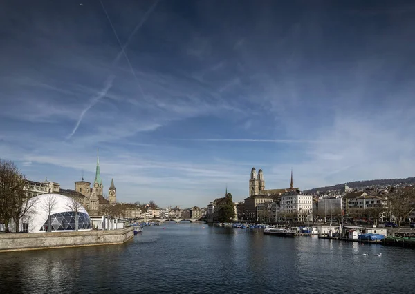 Centrum Zurychu stare miasto limmat landmark widokiem na rzekę w switzerlan — Zdjęcie stockowe