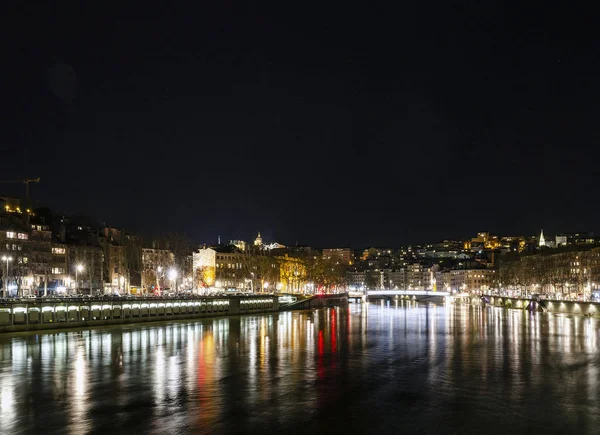 Céntrico casco antiguo lyon ciudad ribera por la noche en Francia —  Fotos de Stock