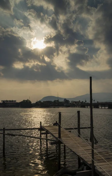 Muelle y vista al río al atardecer en la ciudad de Kampot Camboya — Foto de Stock