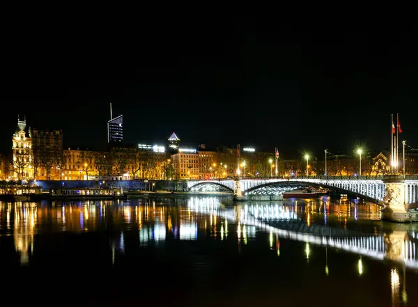 Centraal binnenstad lyon stad rivier bij nacht in Frankrijk — Stockfoto