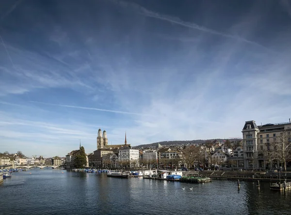 Centrum Zurychu stare miasto limmat landmark widokiem na rzekę w switzerlan — Zdjęcie stockowe