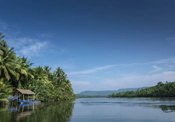 Barco e selva cabana no rio tatai em cambodia — Fotografia de Stock